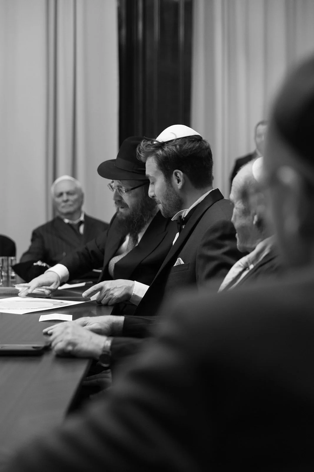 Fábio&amp;Jules-male-wedding-guests-ceremony-of-ketubah