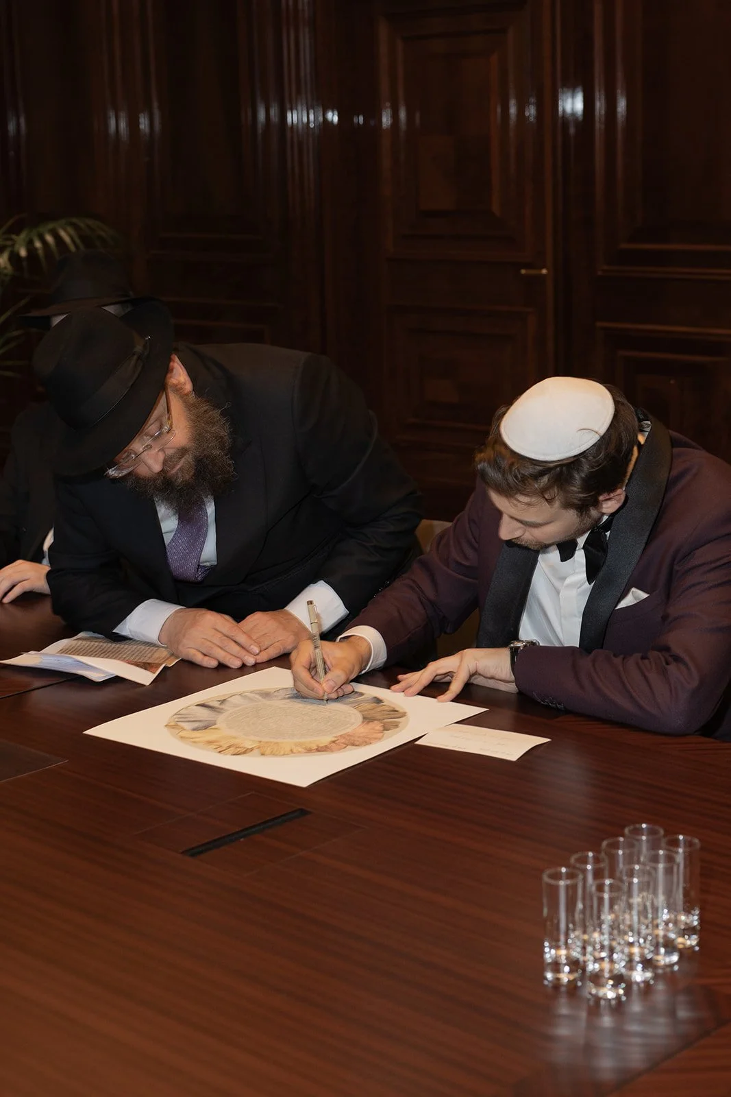 Fábio&amp;Jules-rabbi-ketubah-signing