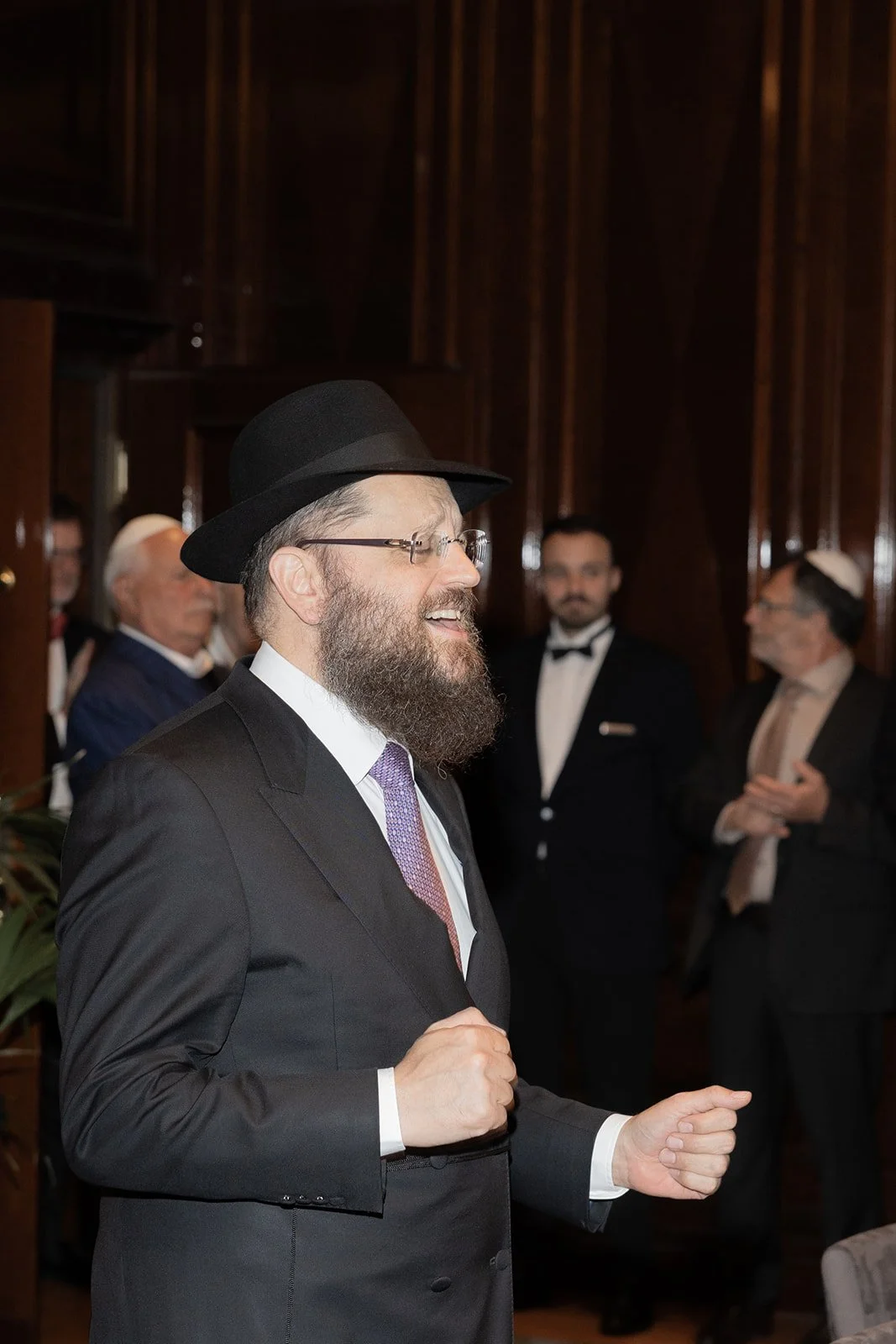 Fábio&amp;Jules-rabbi-introducing-ketubah-signing