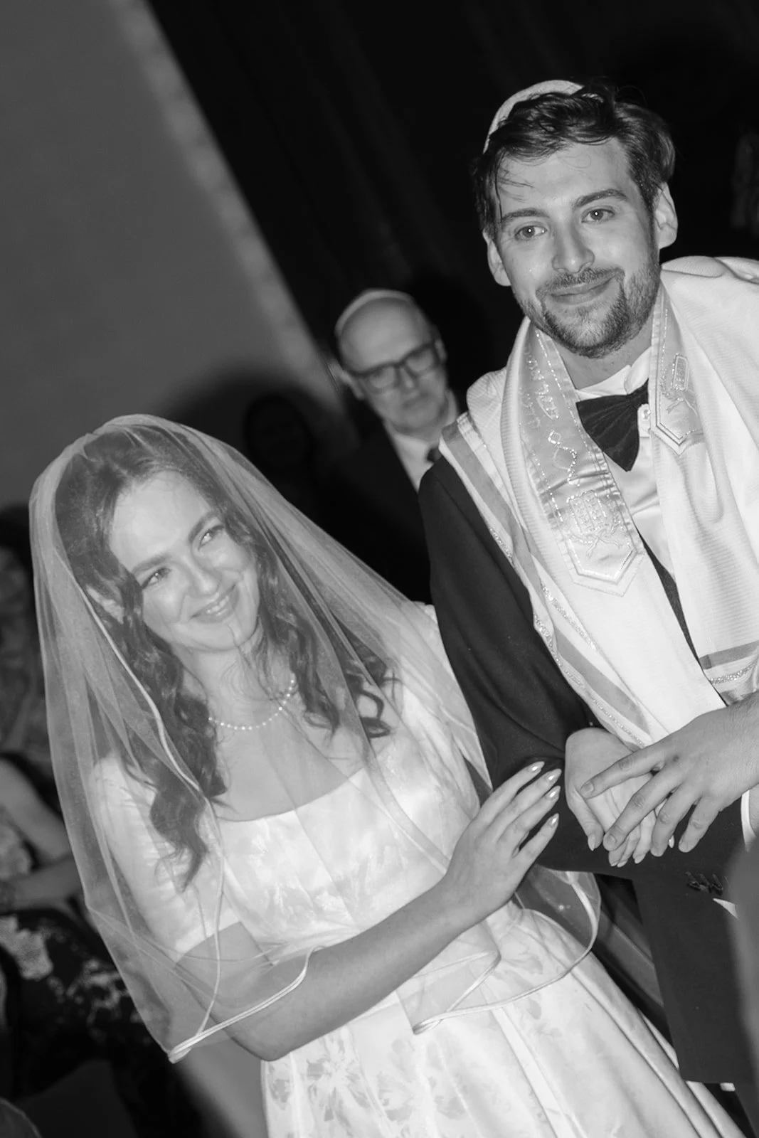 Fábio&amp;Jules-bride-groom-walking-to-chuppah