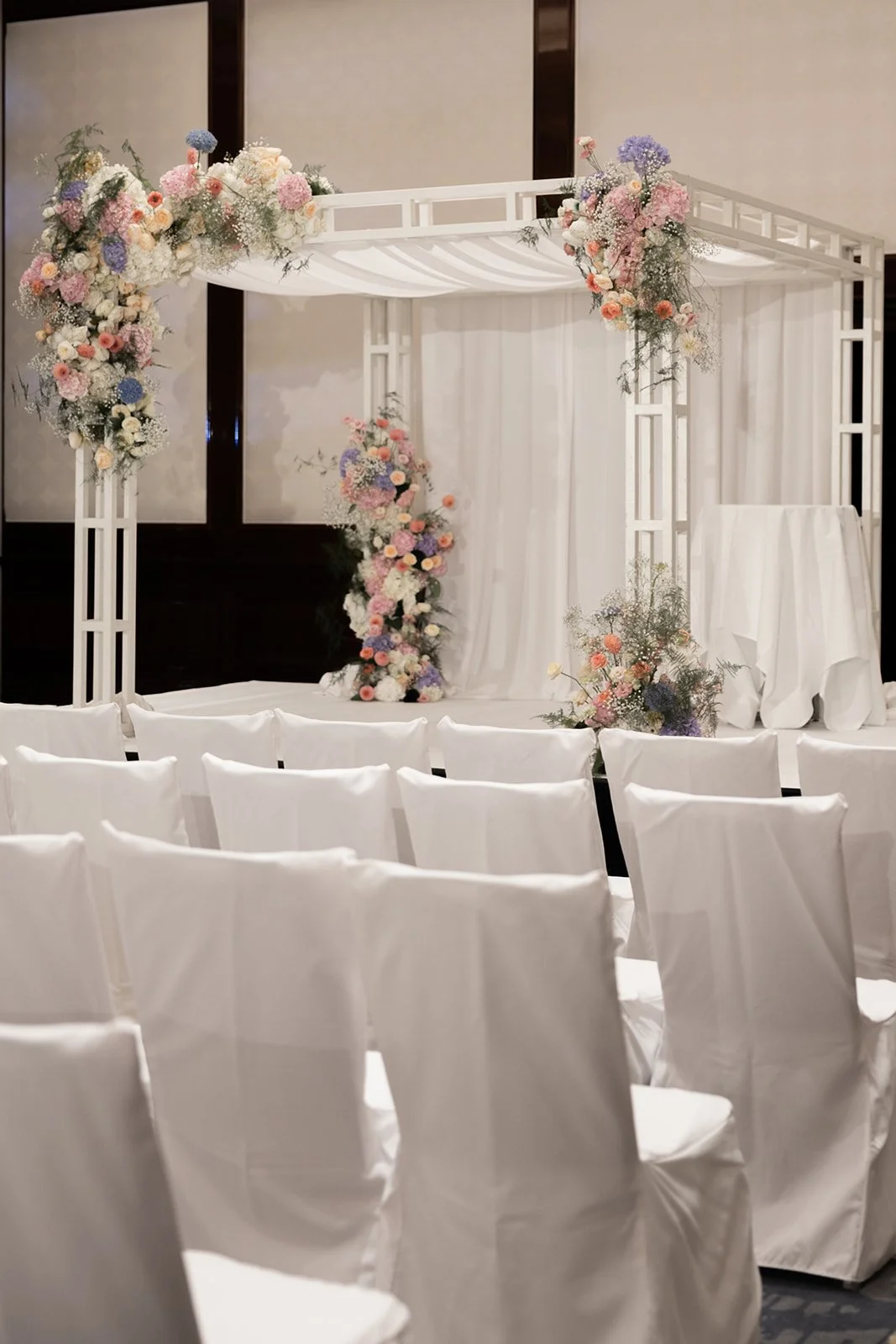 Fábio&amp;Jules-chuppah-with-floral-details