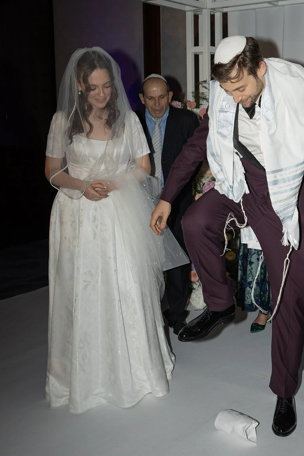 Fábio&amp;Jules-groom-breaking-glass-jewish-wedding