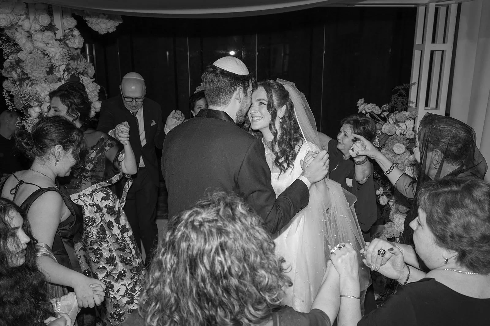 Fábio&amp;Jules-guests-cheering-mazal-tov
