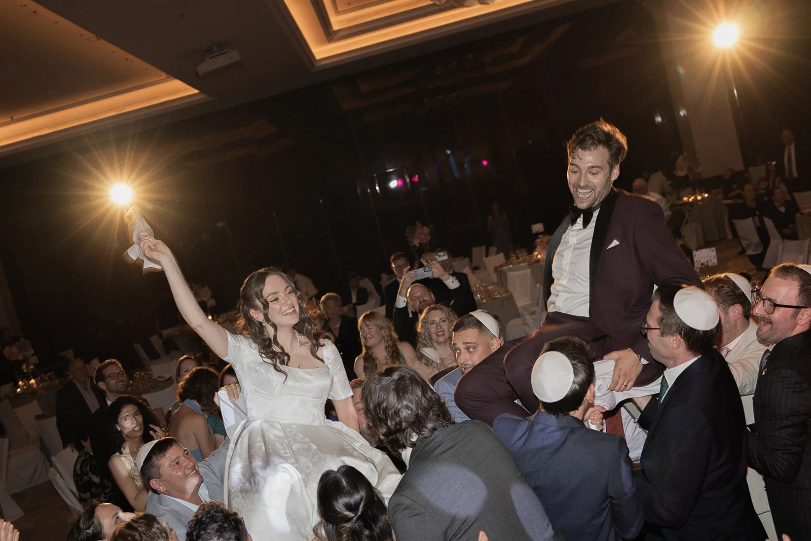 Fábio&amp;Jules-bride-groom-laughing-hora-dance