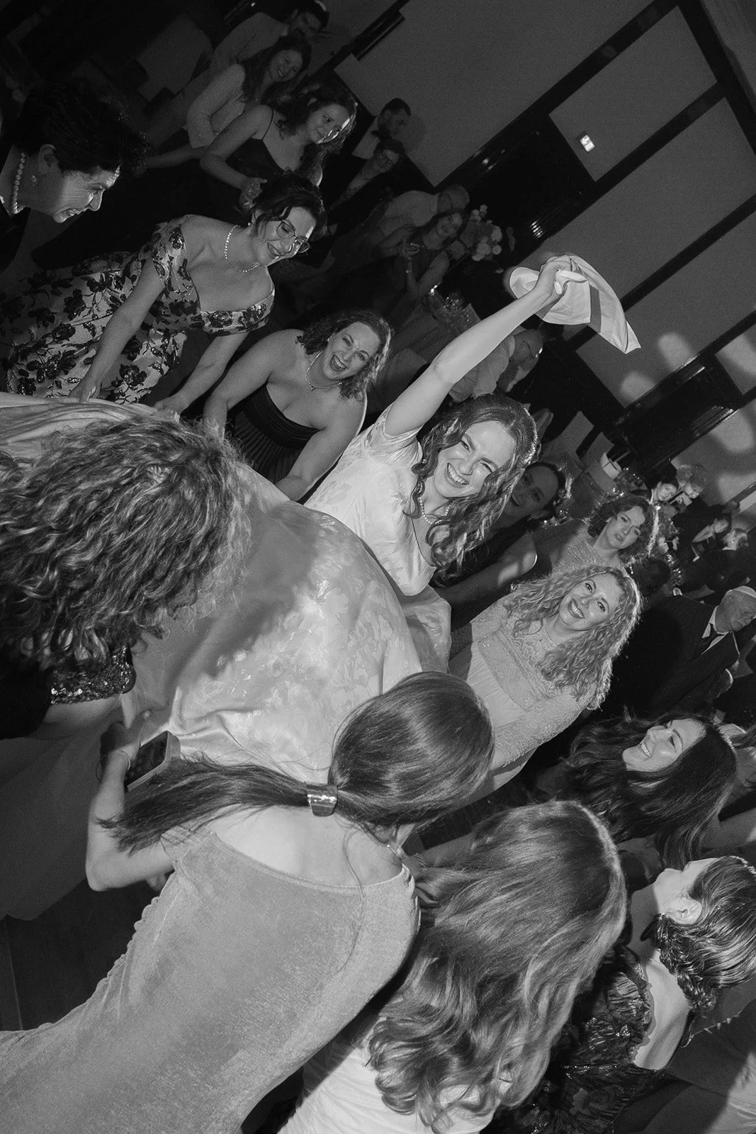 Fábio&amp;Jules-guests-dancing-traditional-circle