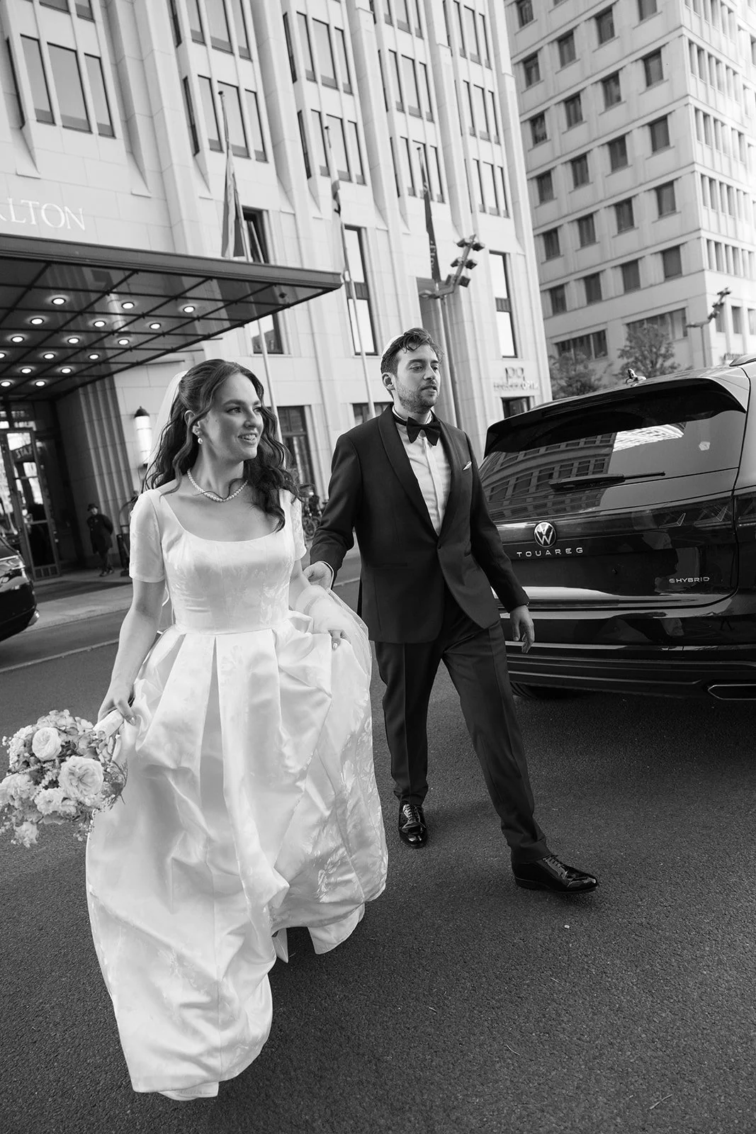 Fábio&amp;Jules-bride-groom-rushing-streets-berlin