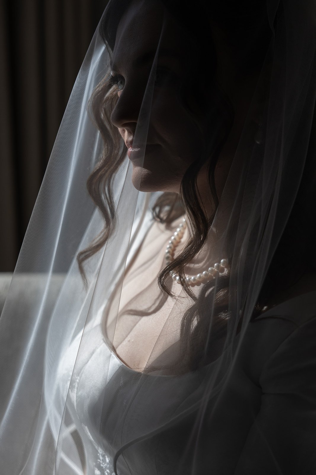 Fábio&amp;Jules-bride-looking-out-window-berlin