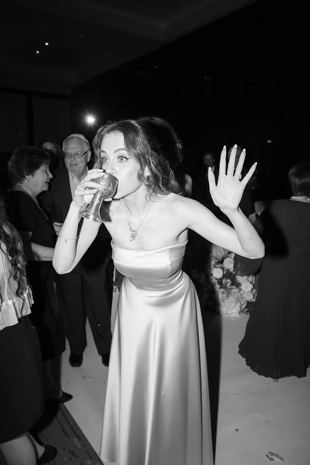 Fábio&amp;Jules-brides-sister-drings-blessed-wine