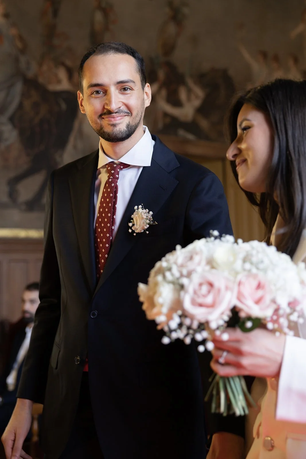 Fábio&amp;Jules-groom-smiling-mairie-20th