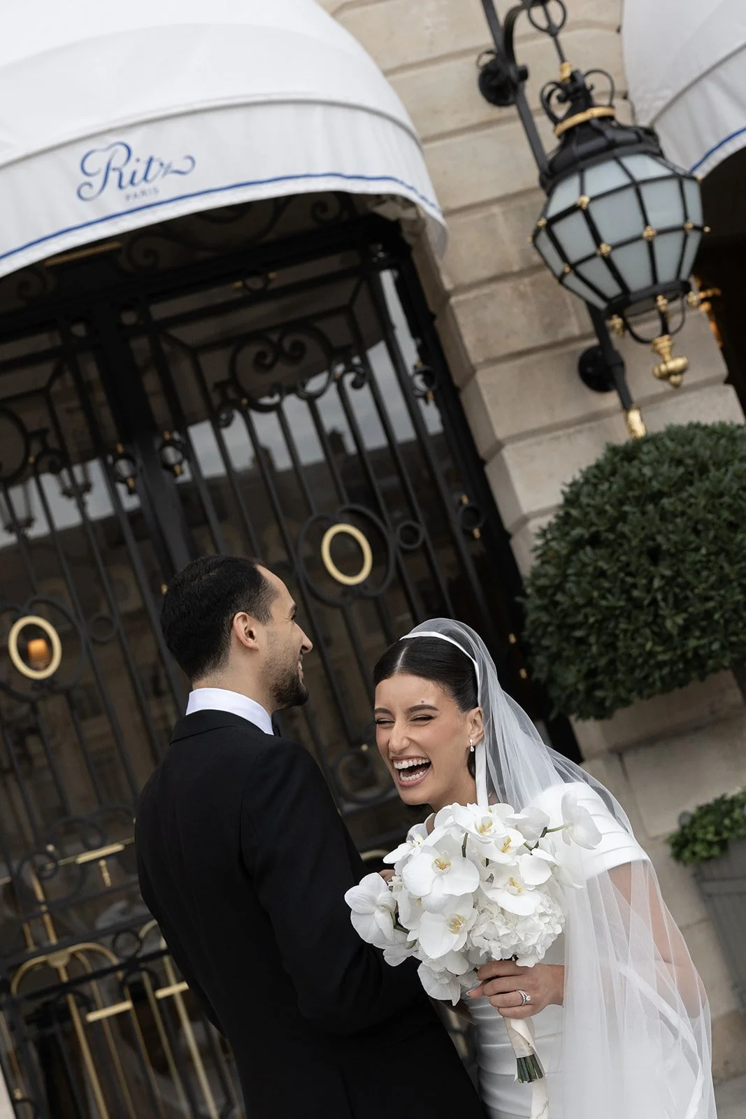Fábio&amp;Jules-bride-groom-laughing-place-vendome-the-ritz
