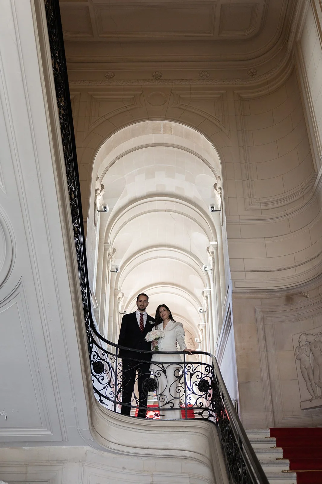 Fábio&amp;Jules-wedding-couple-under-arches-mairie-20th-paris