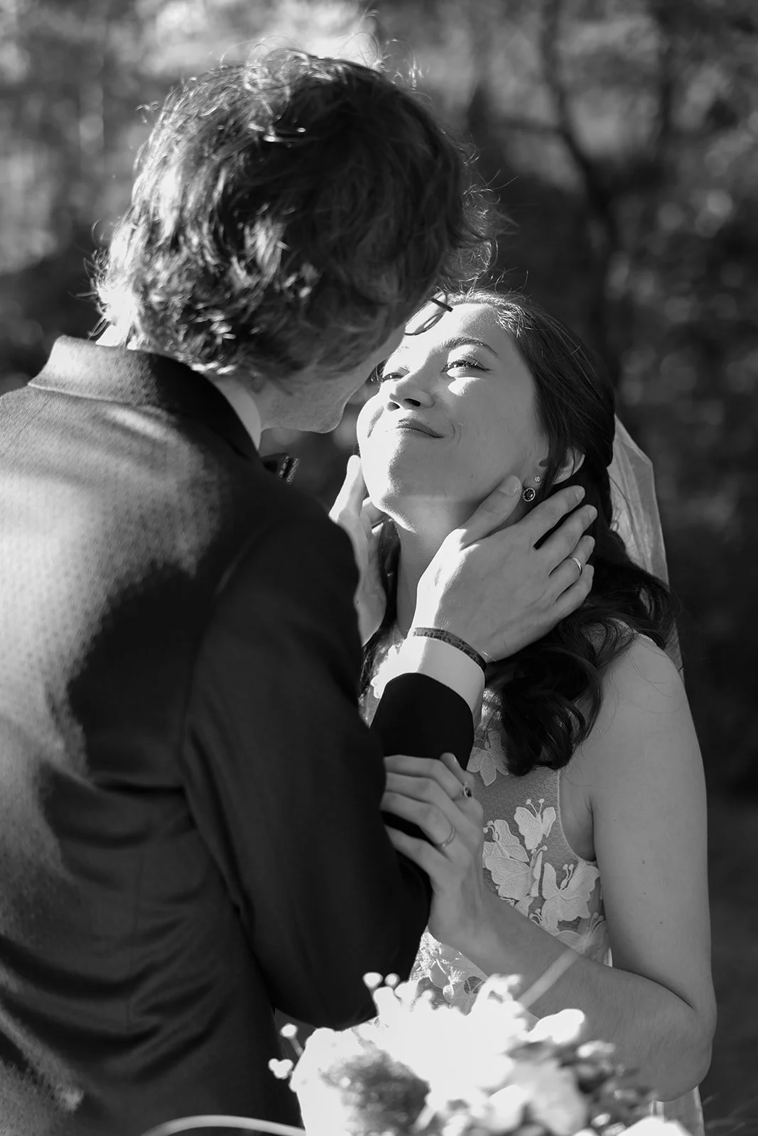 Fábio&amp;Jules-bride-laughing-city-wedding