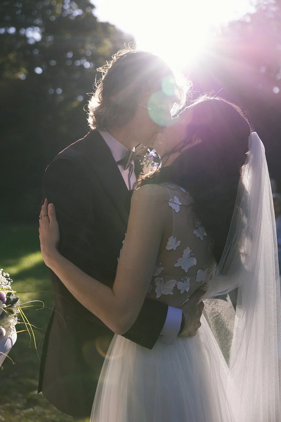 Fábio&amp;Jules-wedding-kiss-viktoriapark-berlin