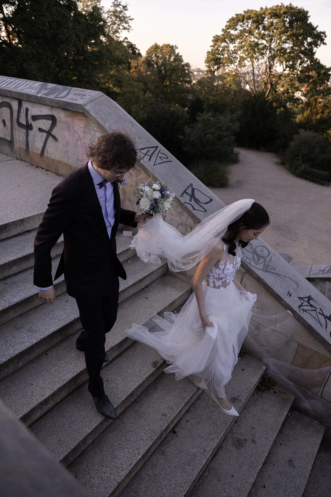 Fábio&amp;Jules-relaxed-wedding-couple-walking-kreuzberg