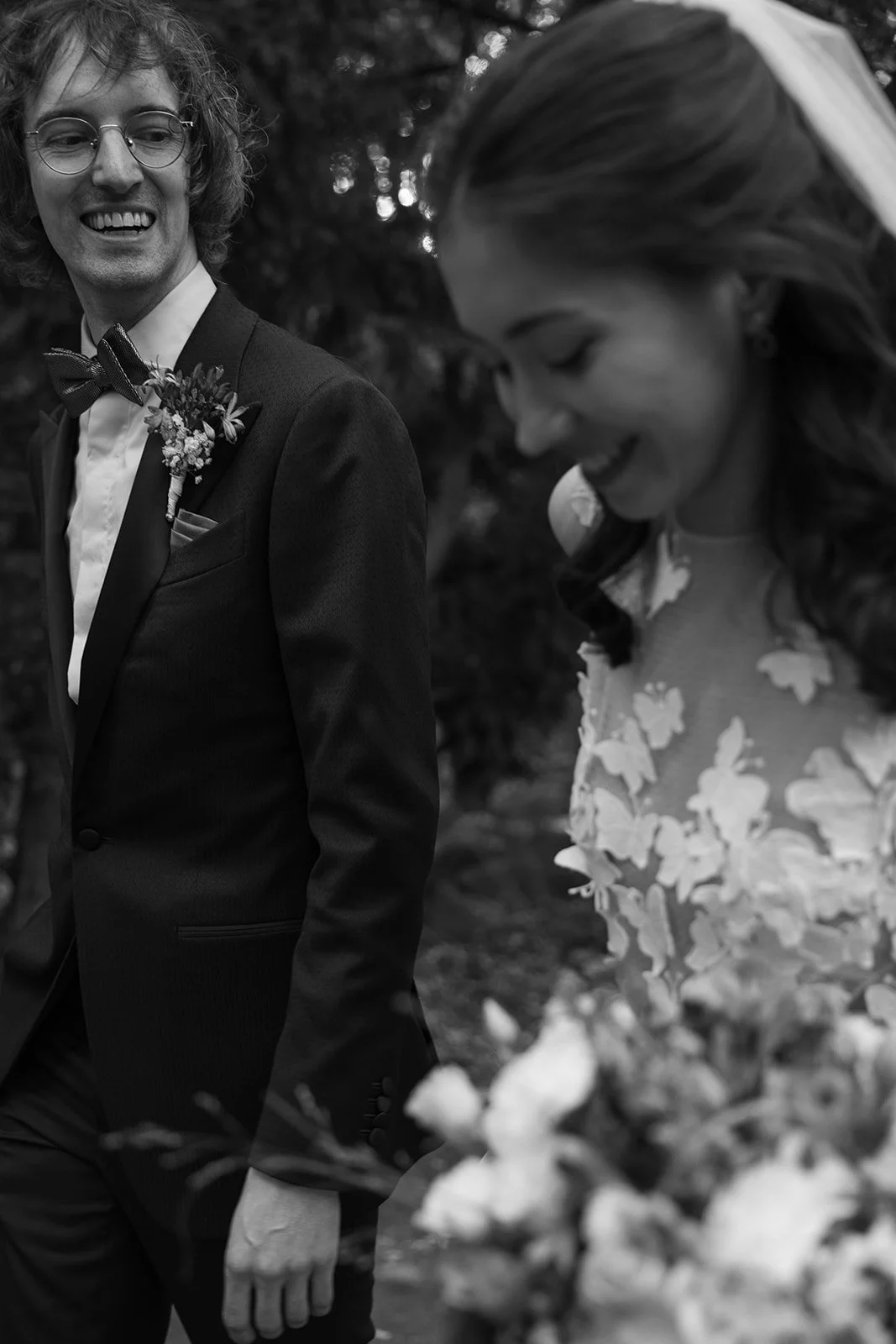 Fábio&amp;Jules-groom-laughing-wedding-berlin