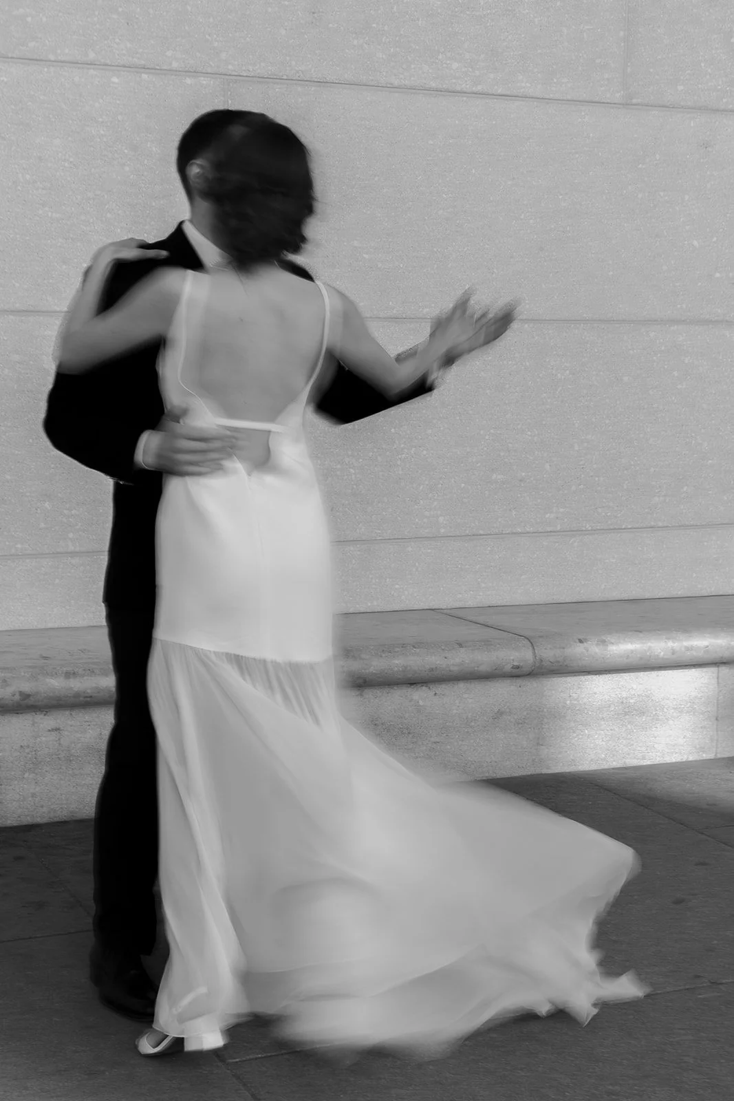 Fabio&amp;Jules-wedding-couple-dancing-city-streets
