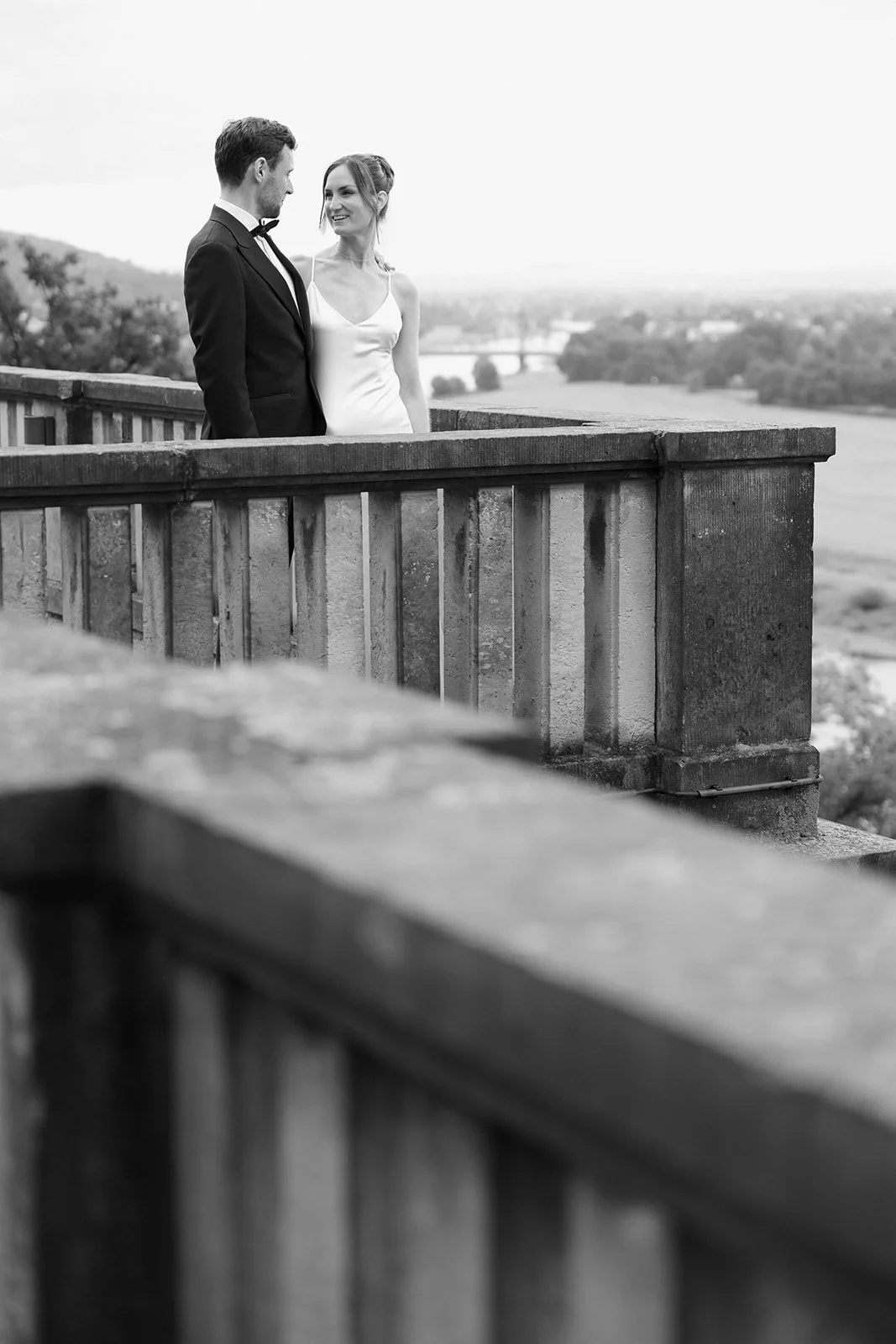 Fábio&amp;Jules-wedding-couple-overlooking-city-skyline