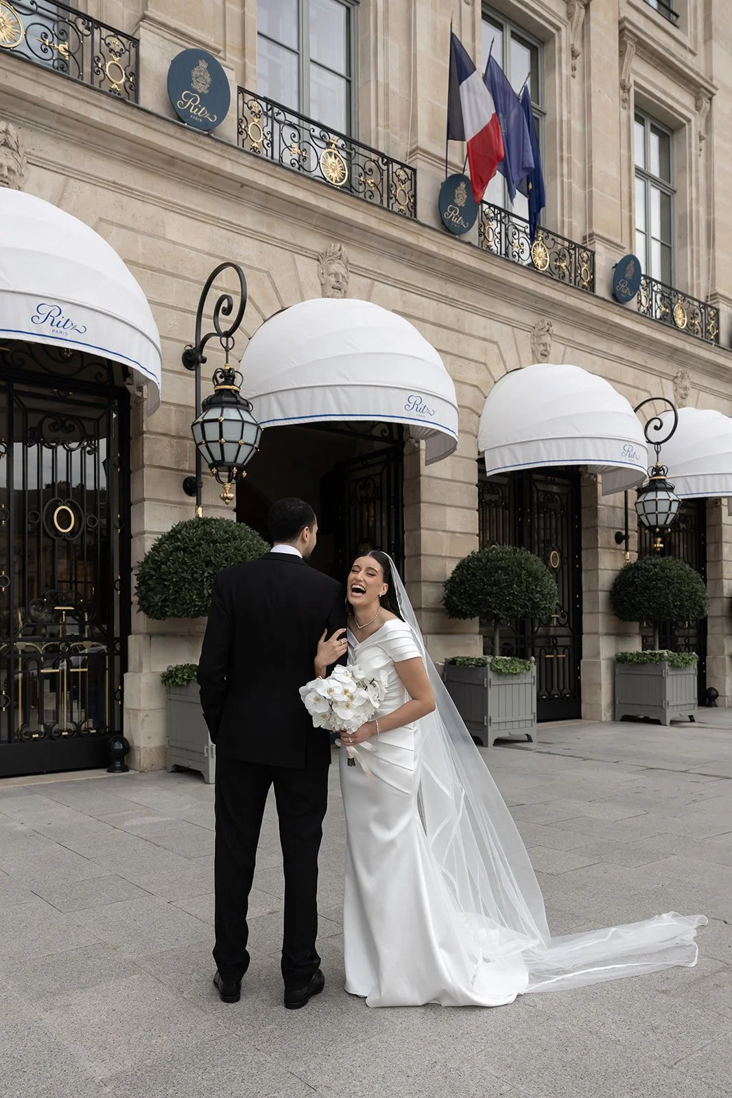 Fábio&amp;Jules-laughing-wedding-couple-iconic-ritz-paris