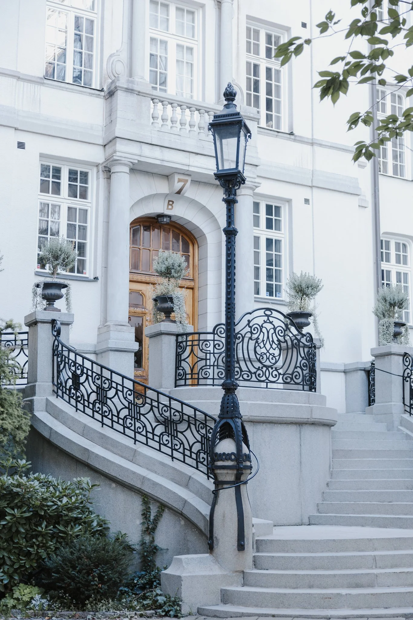 Fábio&amp;Jules-parisian-staircase-backyard-stockholm