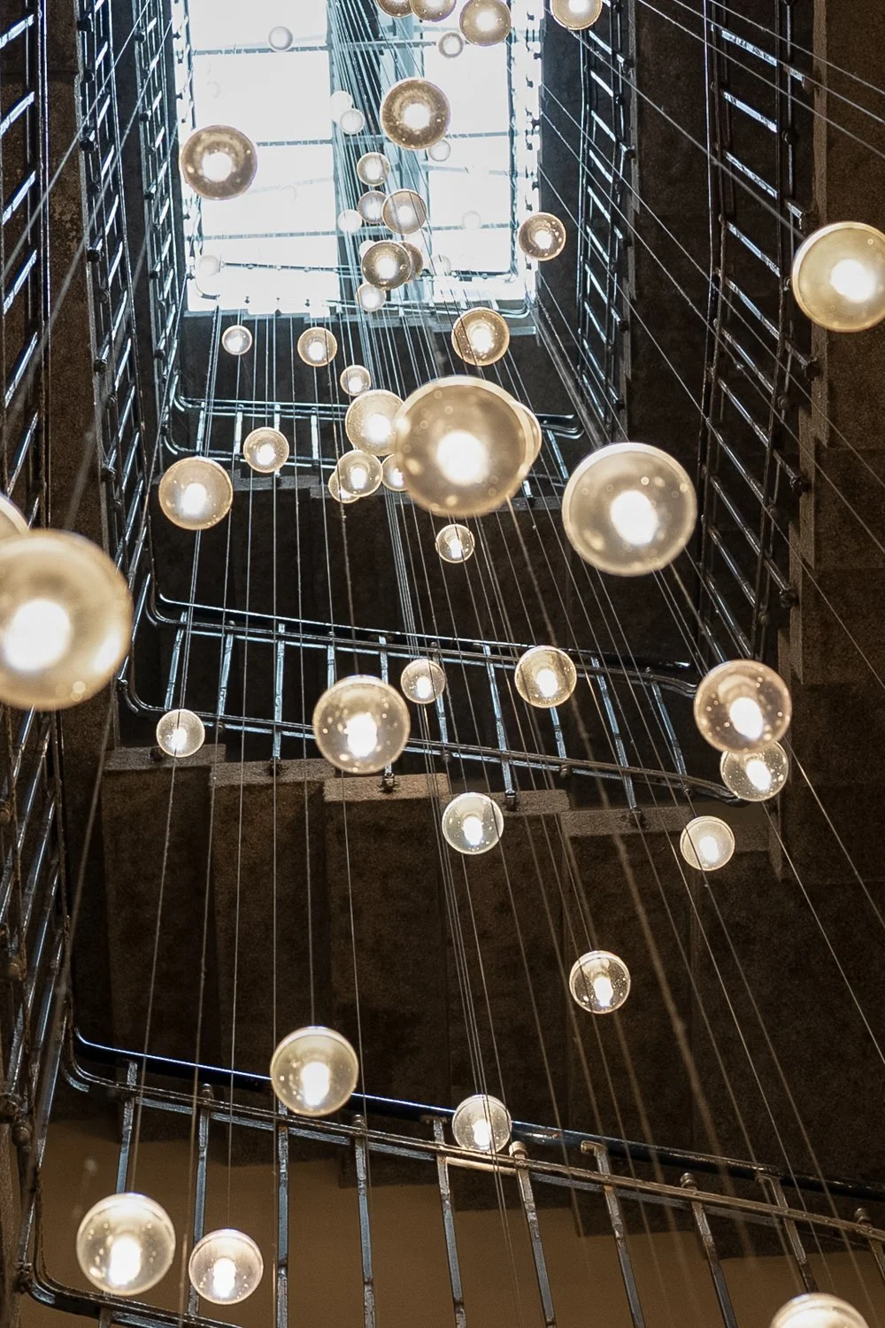 Fábio&amp;Jules-spherical-light-installation-city-wedding