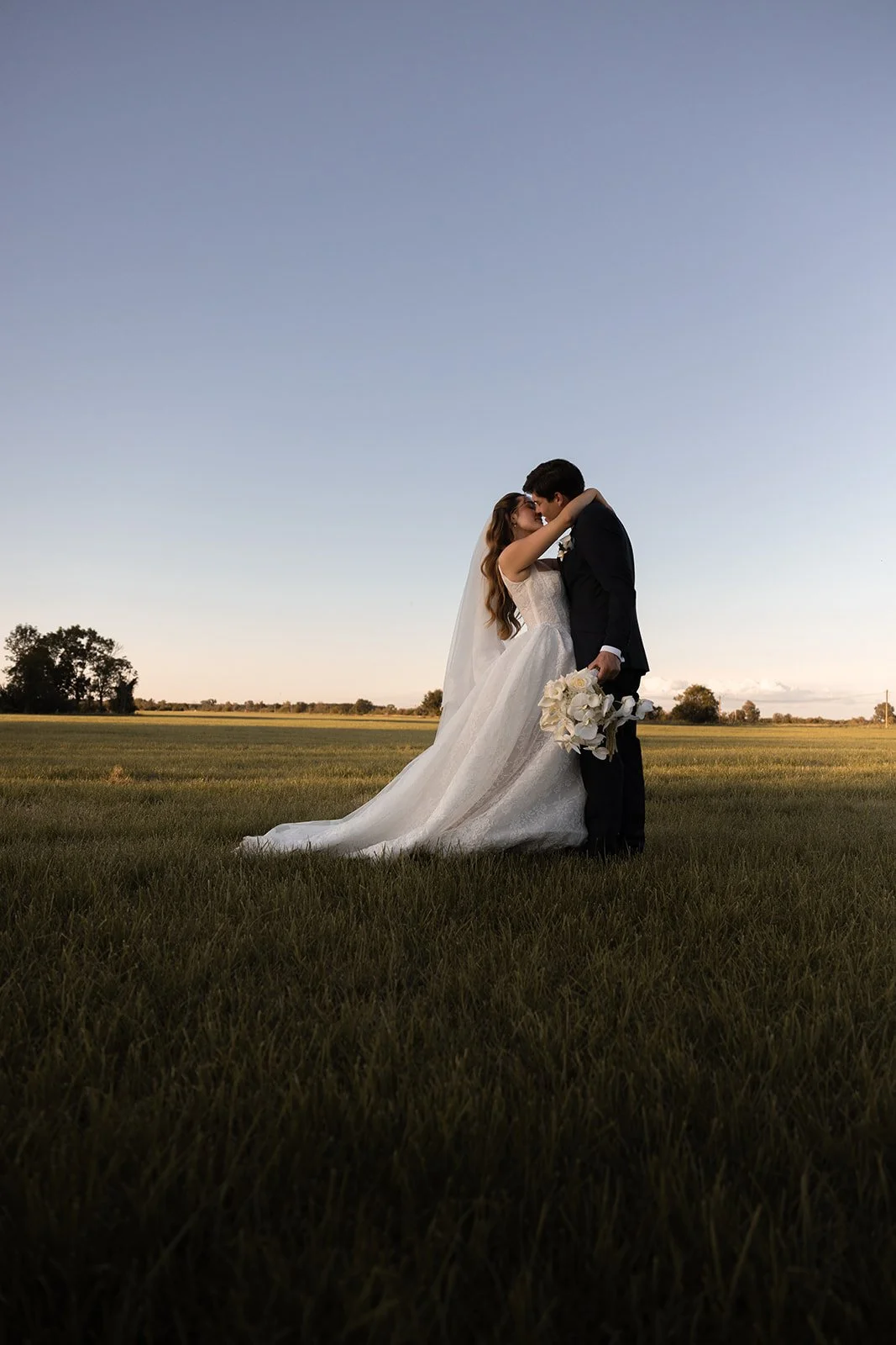 Fábio&amp;Jules-berlin-wedding-field-kiss