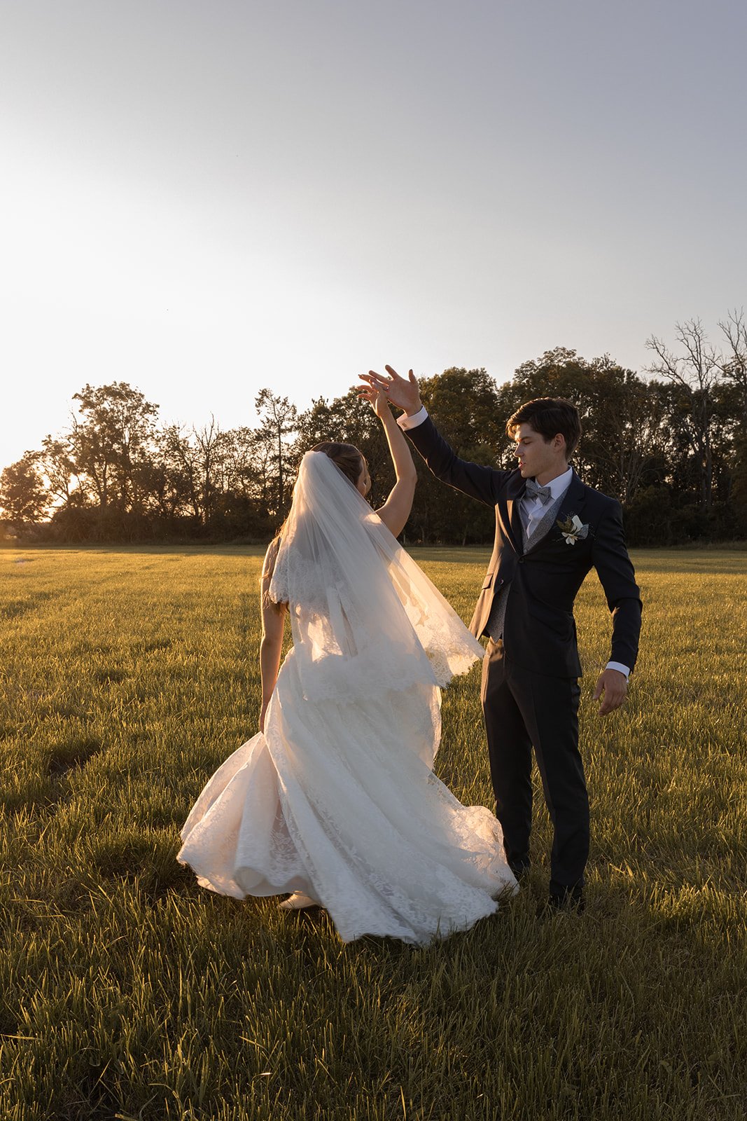 Fábio&amp;Jules-countryside-wedding-wide-shot-field-berlin