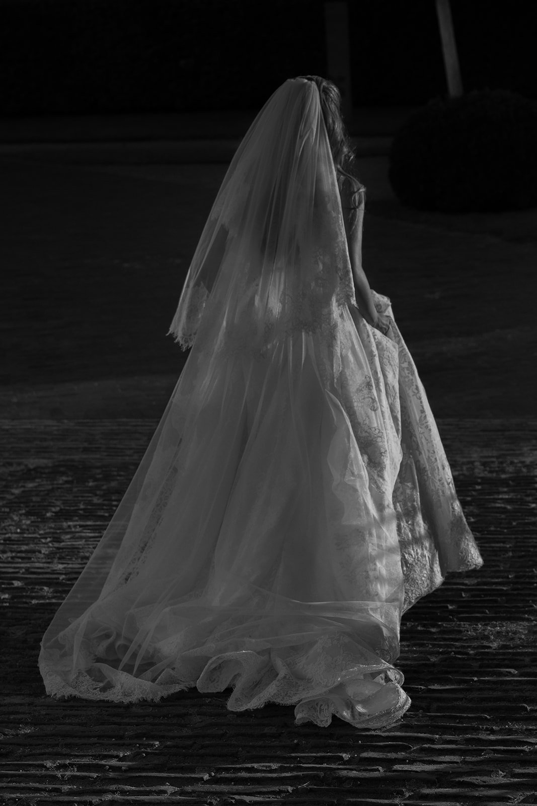 Fábio&amp;Jules-bride-walking-wedding