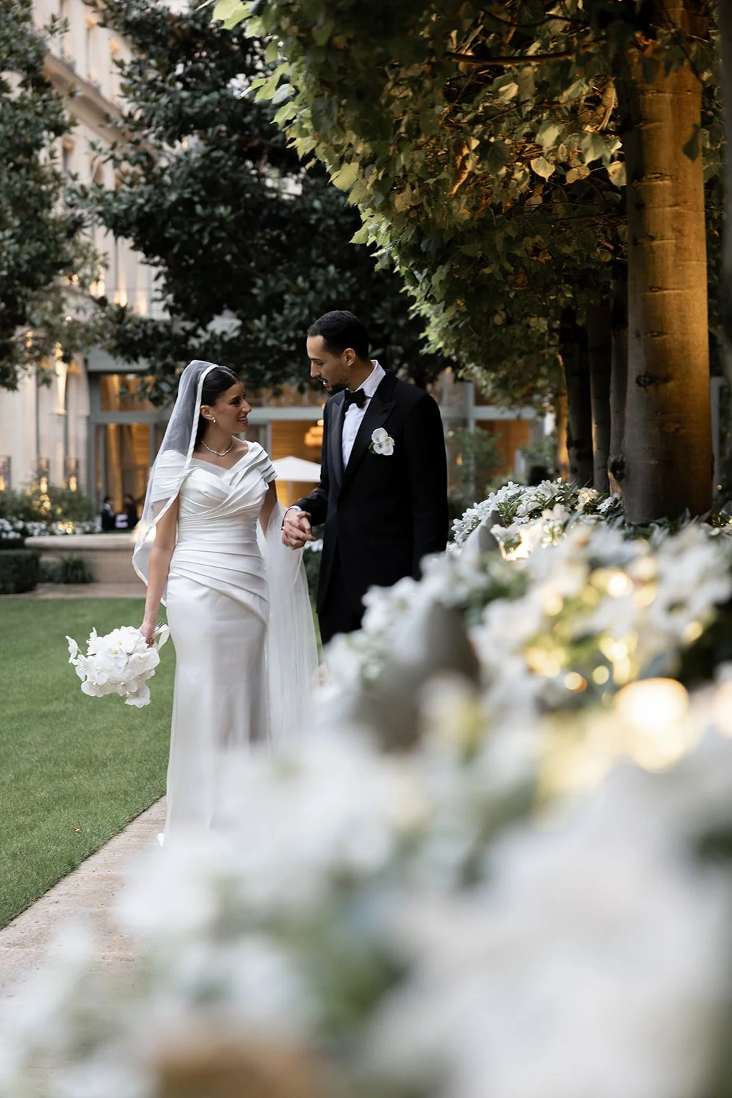 Fábio&amp;Jules-wedding-in-between-moments-couple-walking-garden-ritz-paris.jpg