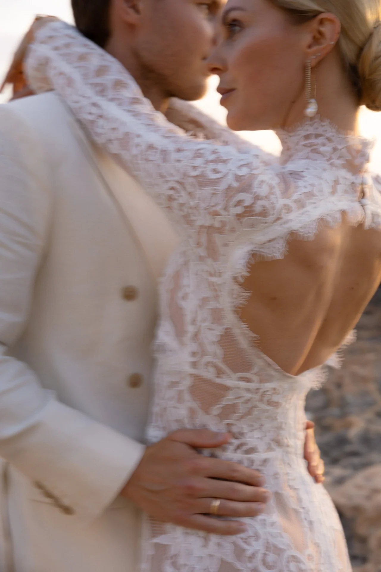 Fabio&amp;Jules-bride-groom-golden-hour-loose-editorial-posing