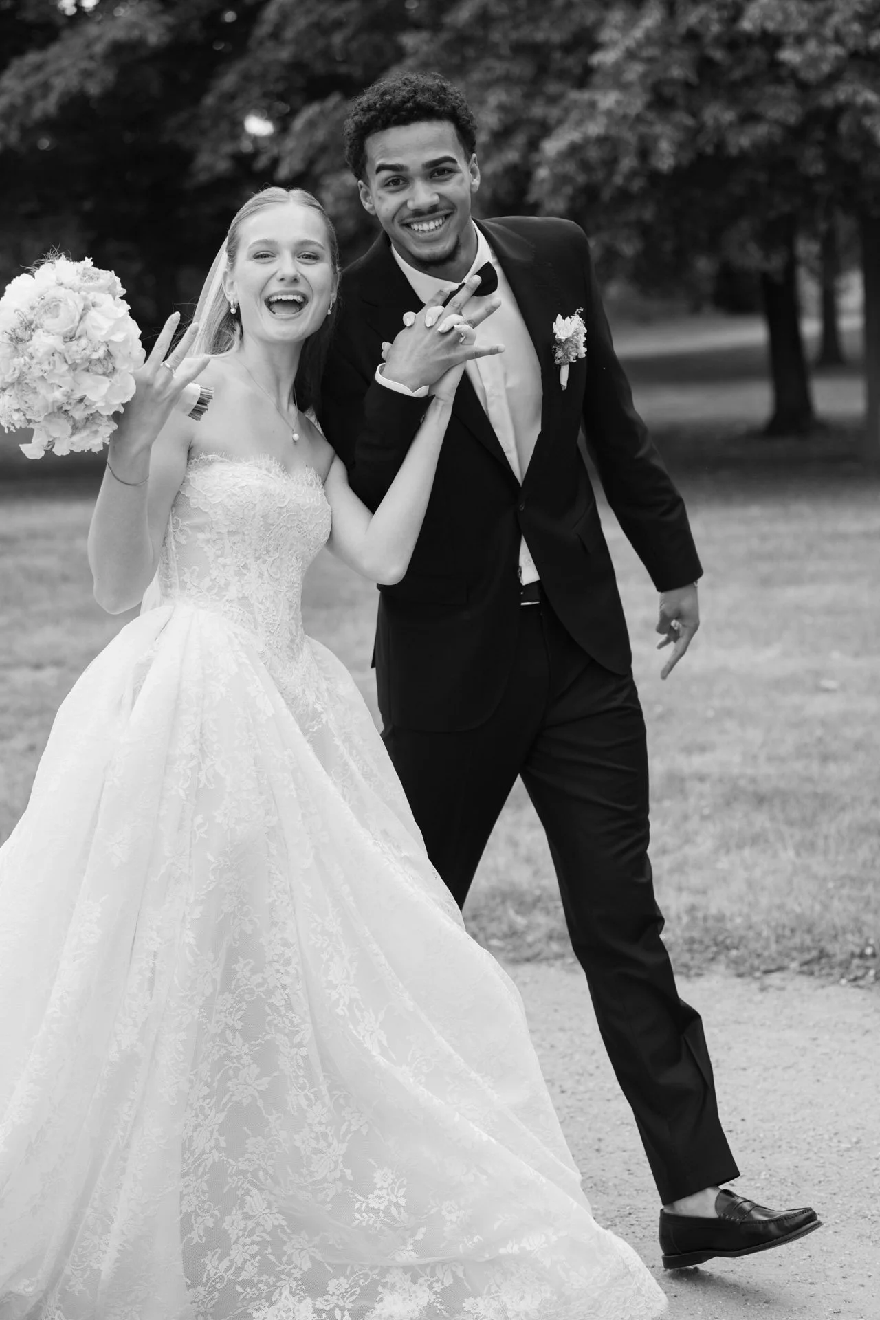 Fabio&amp;Jules-newlyweds-celebrating-candid-moment