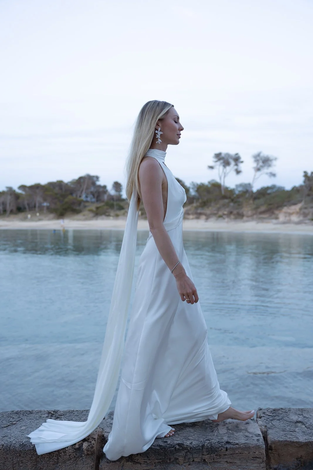 Fábio&amp;Jules_bridal-moment-loose-editorial-beach-backdrop.jpg