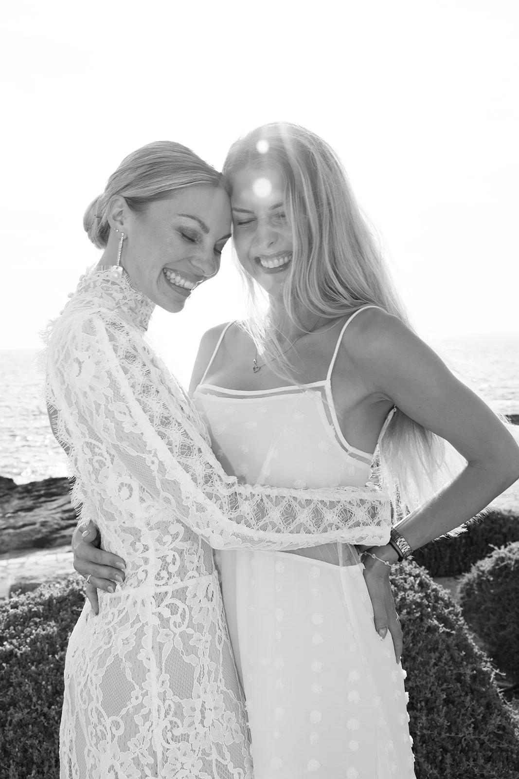 Fábio&amp;Jules_wedding-photos-mallorca-bride-best-friend-candid.jpg