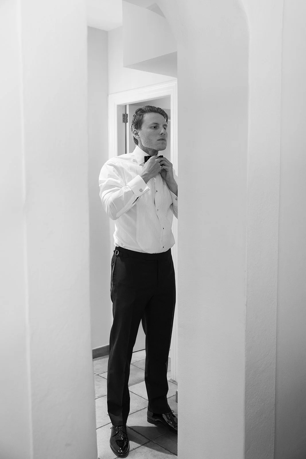 Fábio&amp;Jules_groom-getting-ready-black-tie-dress-code.jpg
