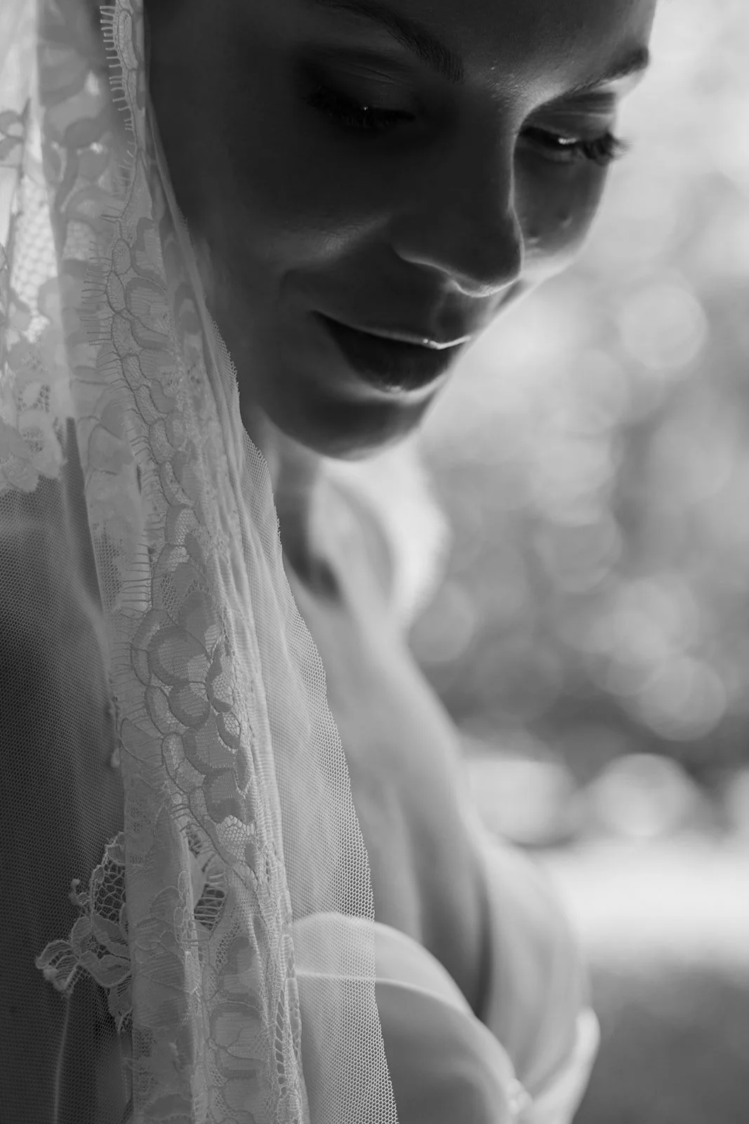 Fábio&amp;Jules_bride-lace-veil-getting-ready.jpg