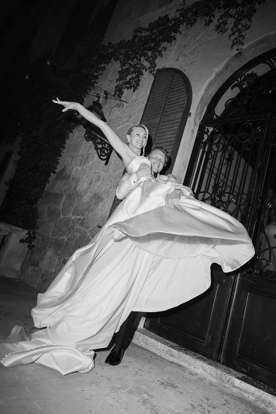 Fábio&amp;Jules_destination-wedding-photographer-mallorca-first-dance-newlyweds.jpg