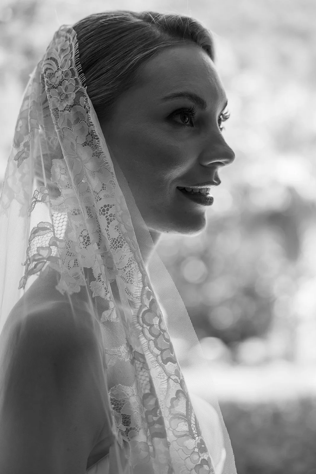 Fábio&amp;Jules_bridal-portrait-lace-veil-getting-ready-rondaia.jpg