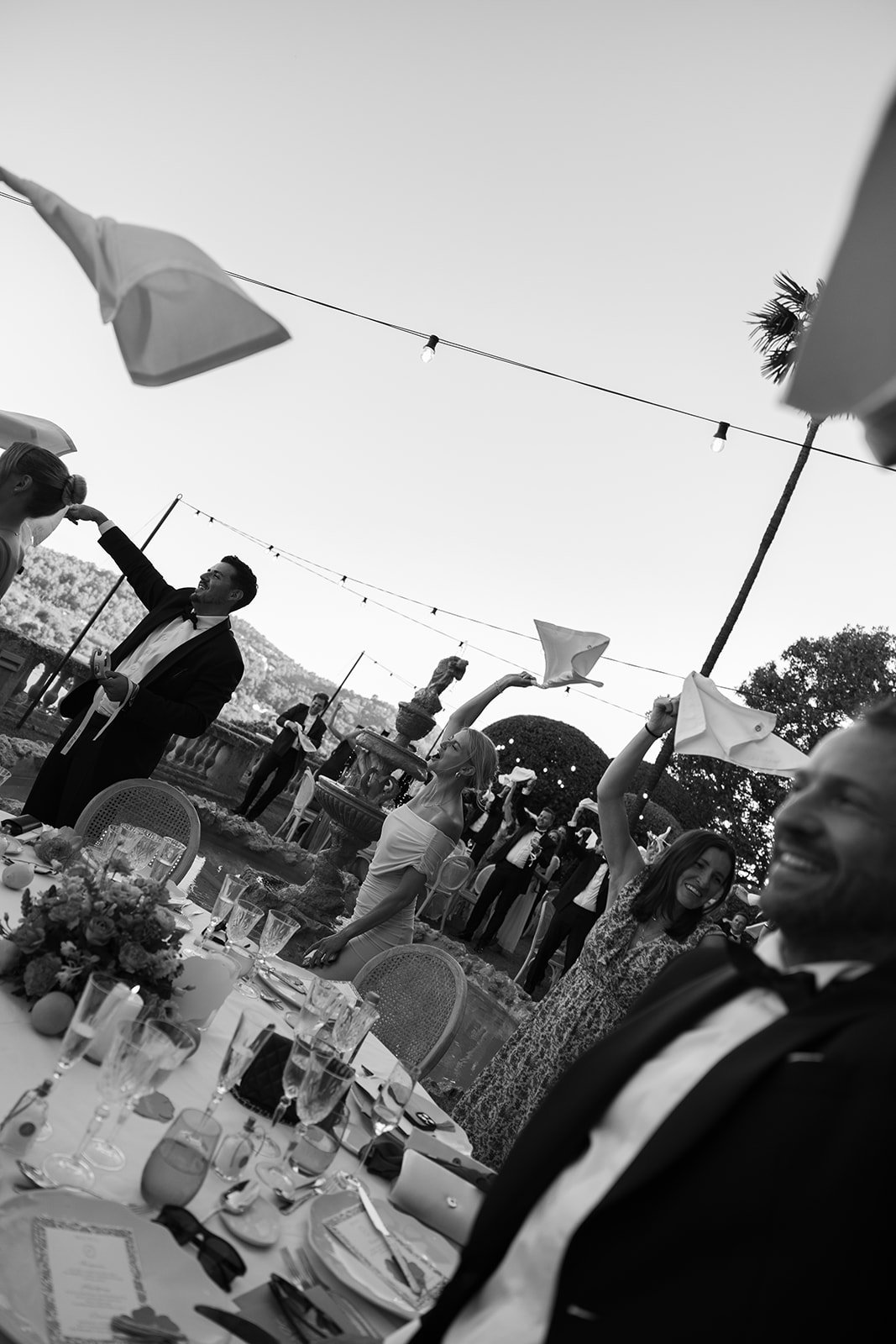 Fábio&amp;Jules_guests-celebrating-wedding-couple-dinner.jpg