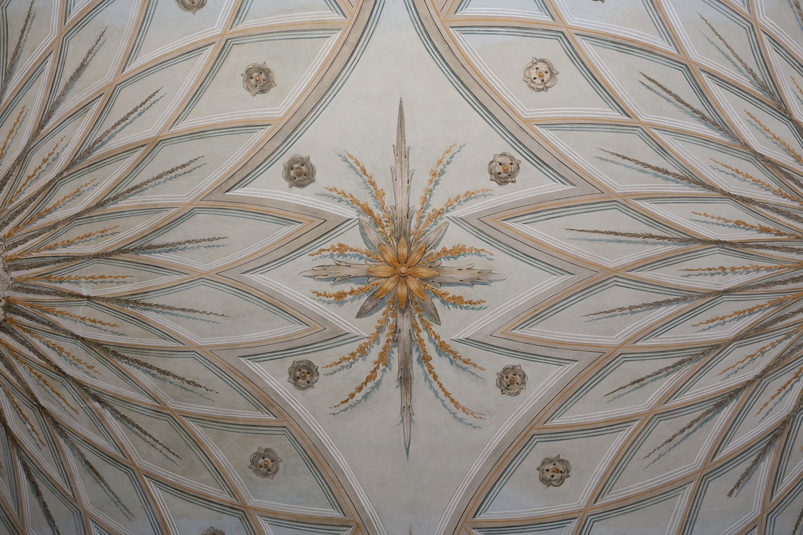 Fábio&amp;Jules_architectural-detail-castle-wedding-europe.jpg