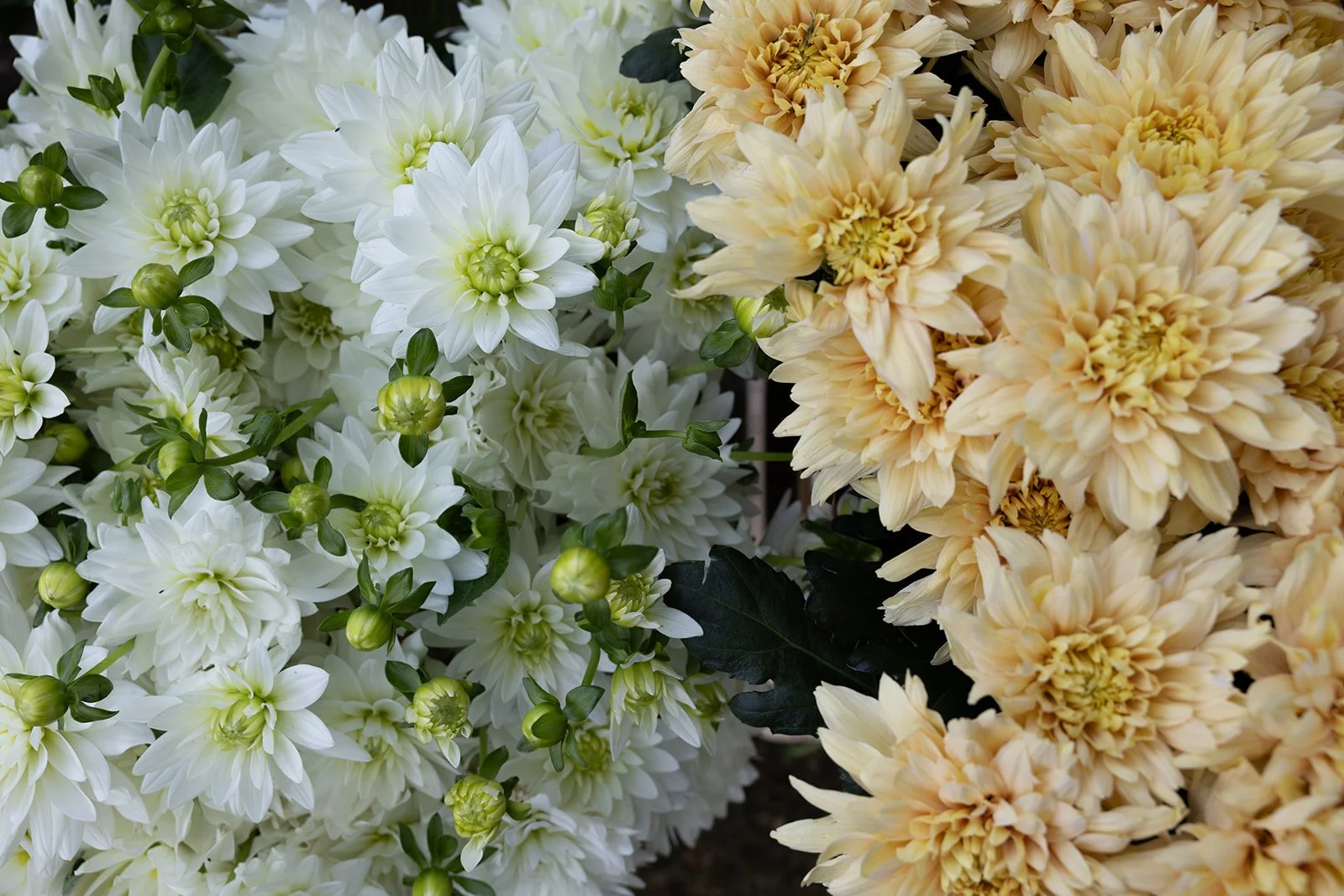 Fábio&amp;Jules_floral-details-luxury-castle-wedding.jpg