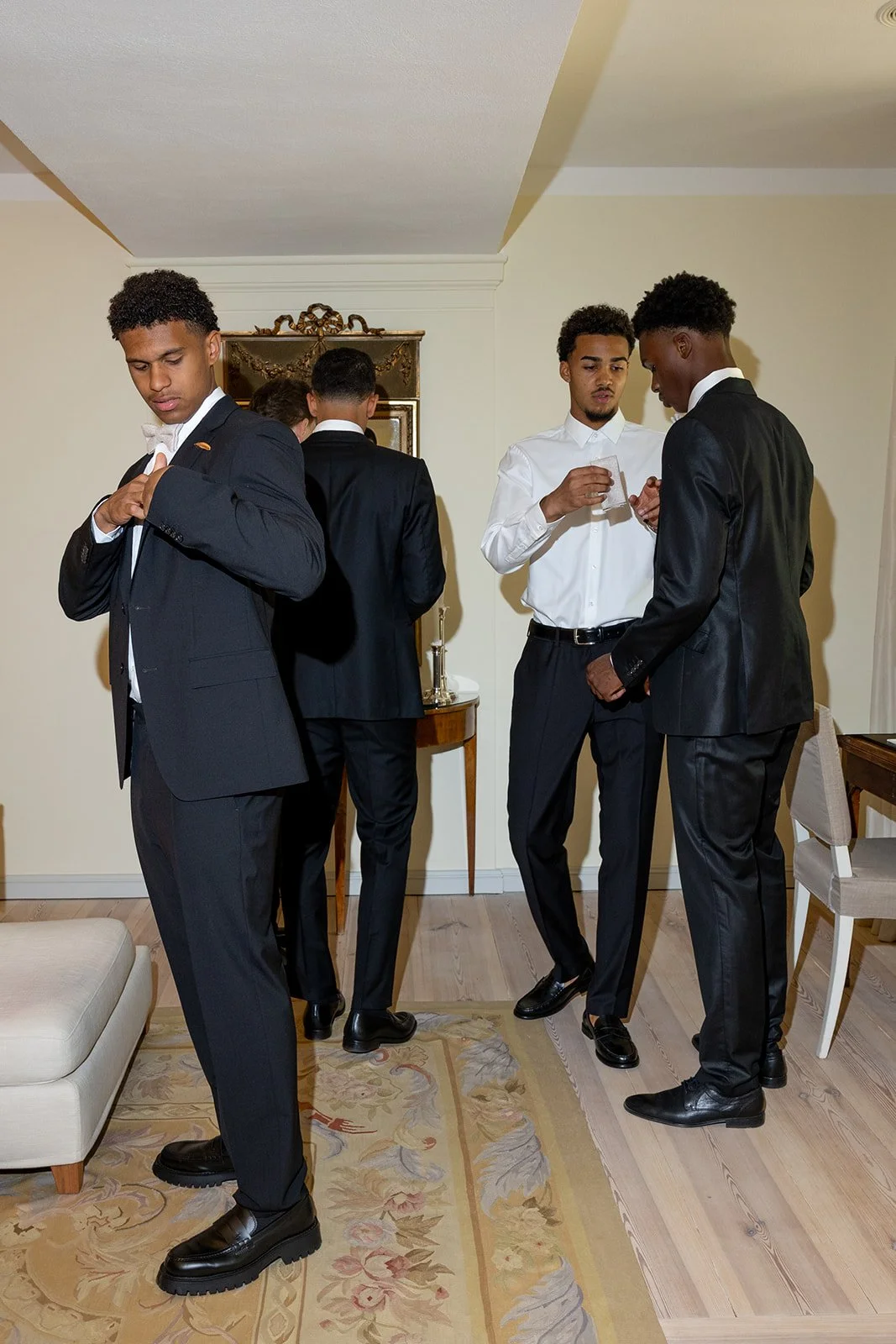 Fábio&amp;Jules_groom-getting-ready-wedding-day-castle.jpg