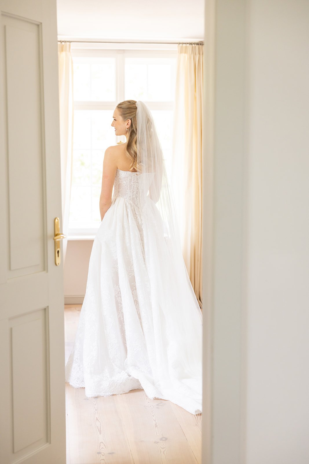 Fábio&amp;Jules_bride-final-look-into-mirror-castle-wedding.jpg