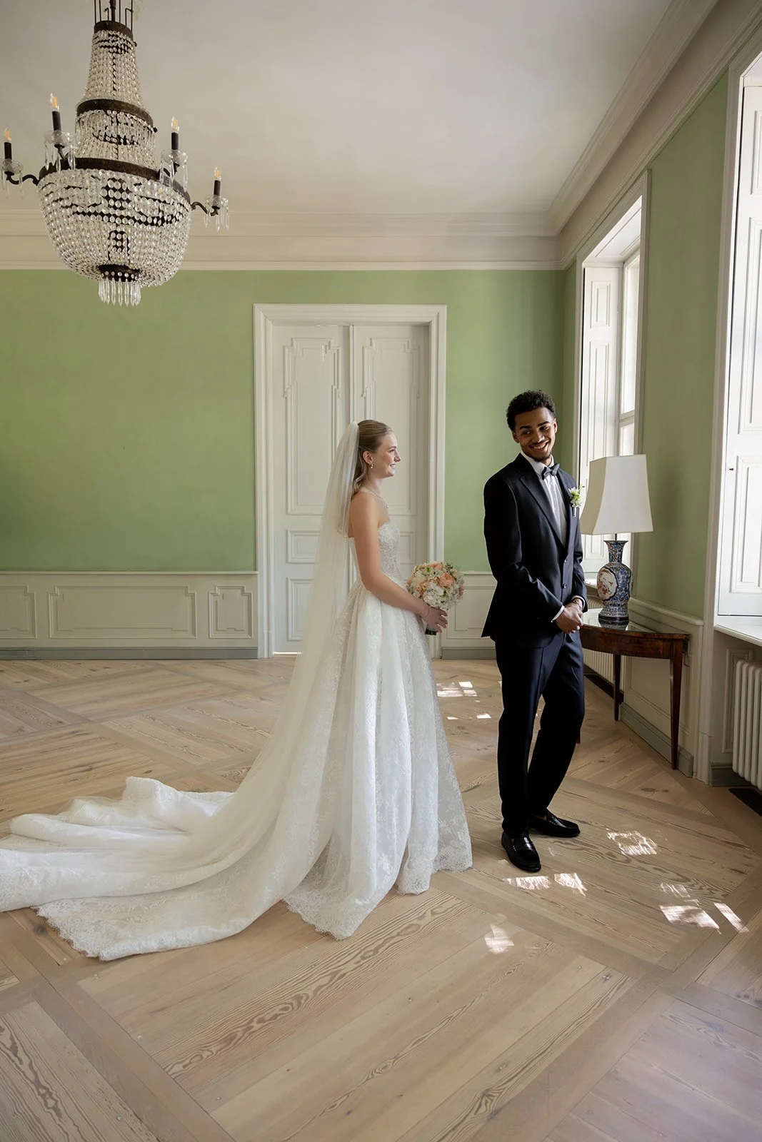 Fábio&amp;Jules_first-look-bride-and-groom-Schloss-Neuhardenberg.jpg