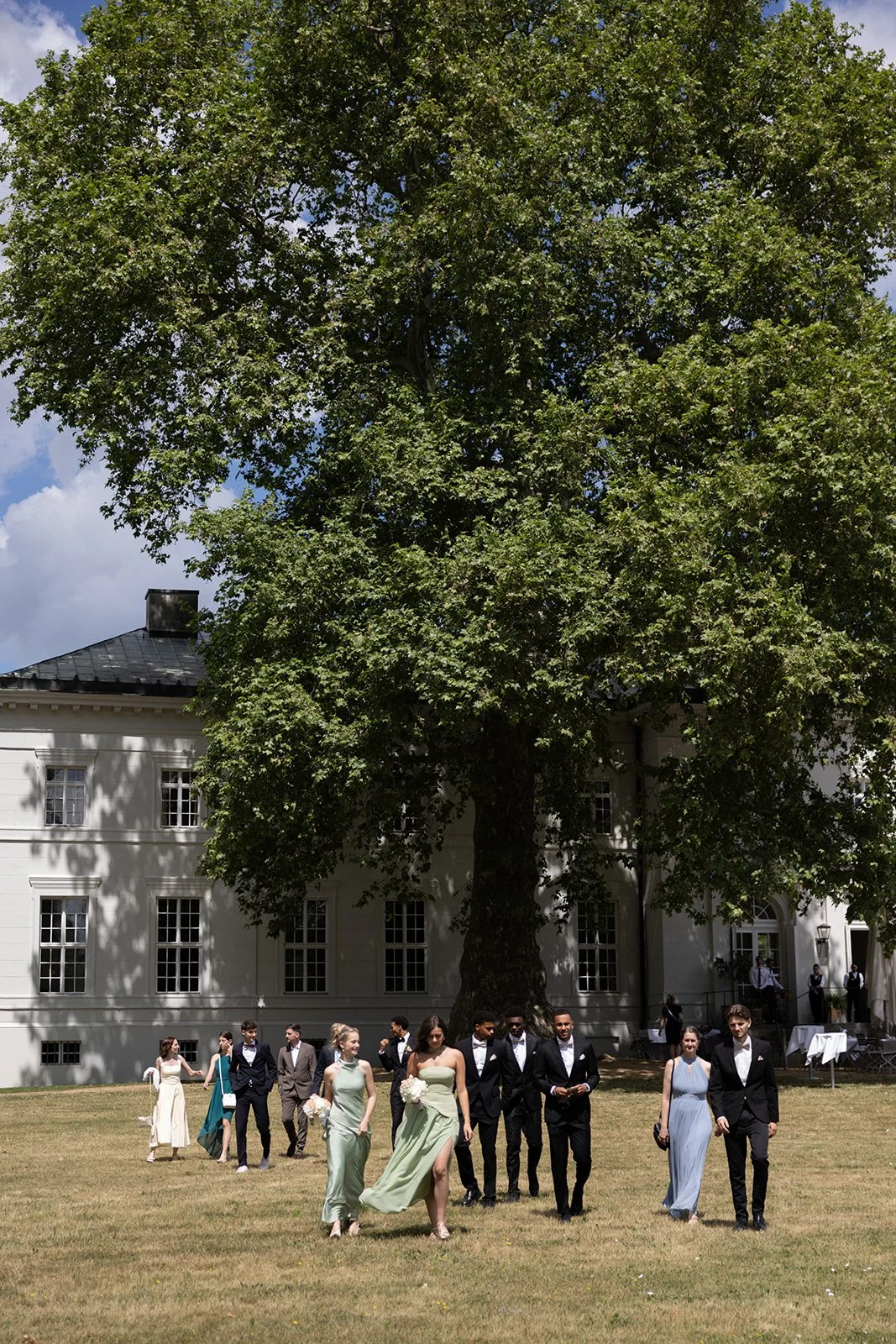 Fábio&amp;Jules_bridgerton-wedding-guests-pastel-fashion.jpg