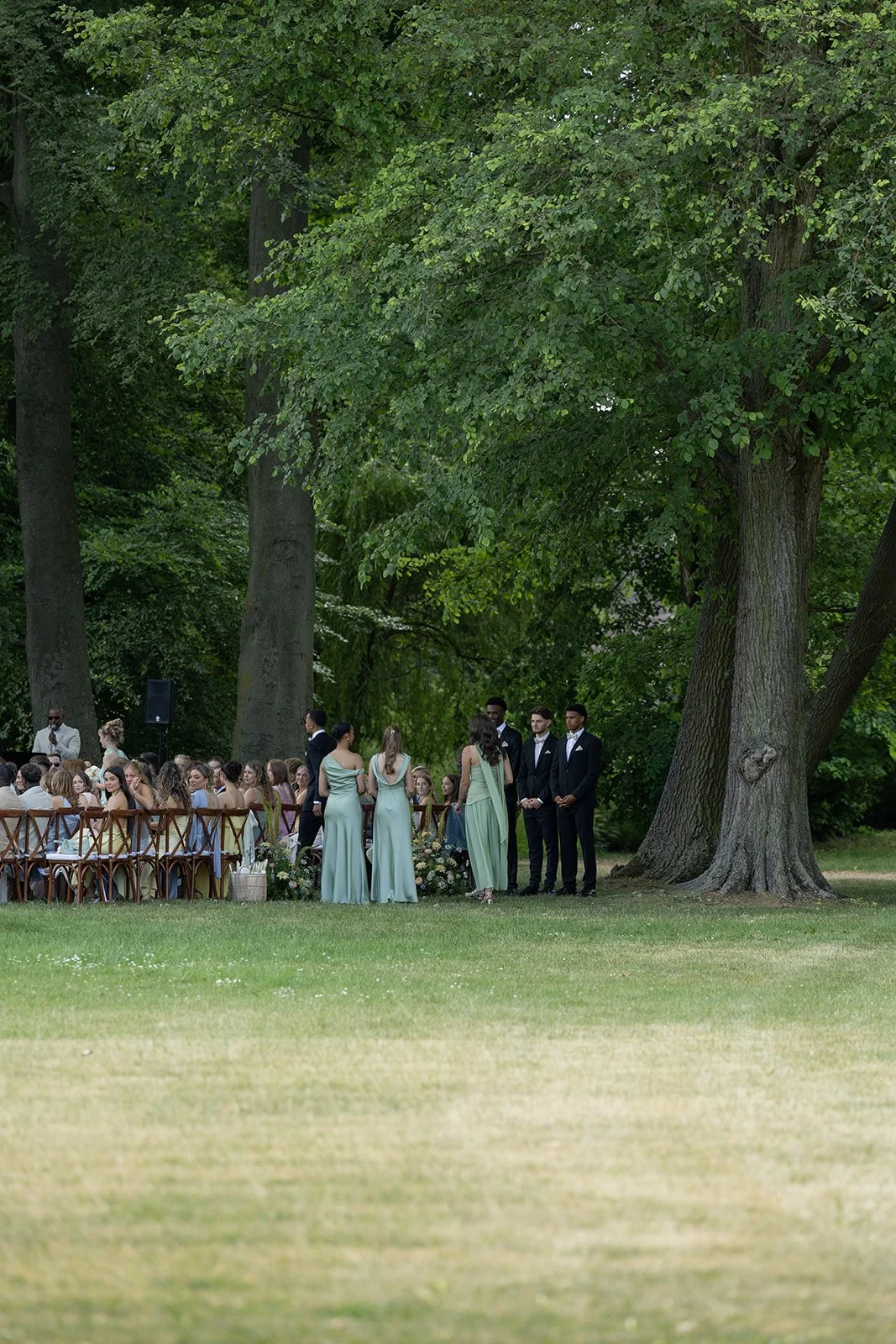 Fábio&amp;Jules_castle-park-wedding-ceremony-pastel-guests.jpg
