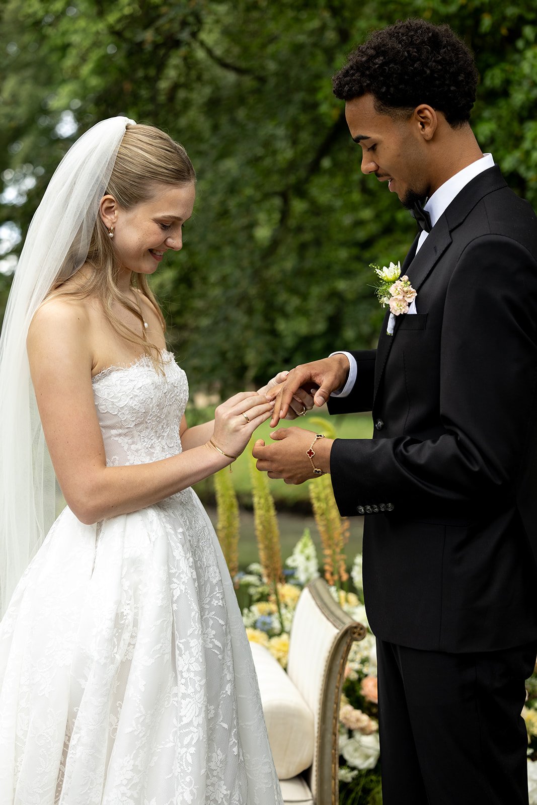 Fábio&amp;Jules_bride-gives-groom-ring-ceremony-Schloss-Neuhardenberg.jpg