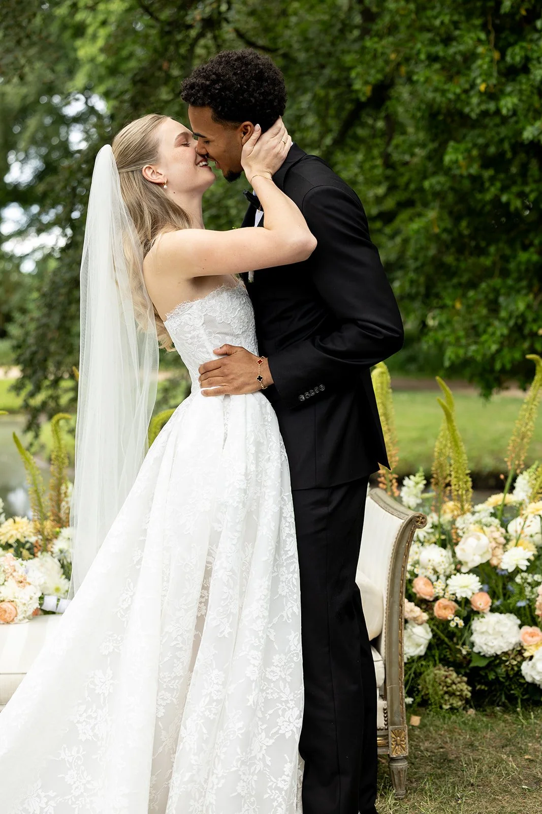 Fábio&amp;Jules_wedding-kiss-bridgerton-vibe-wedding.jpg