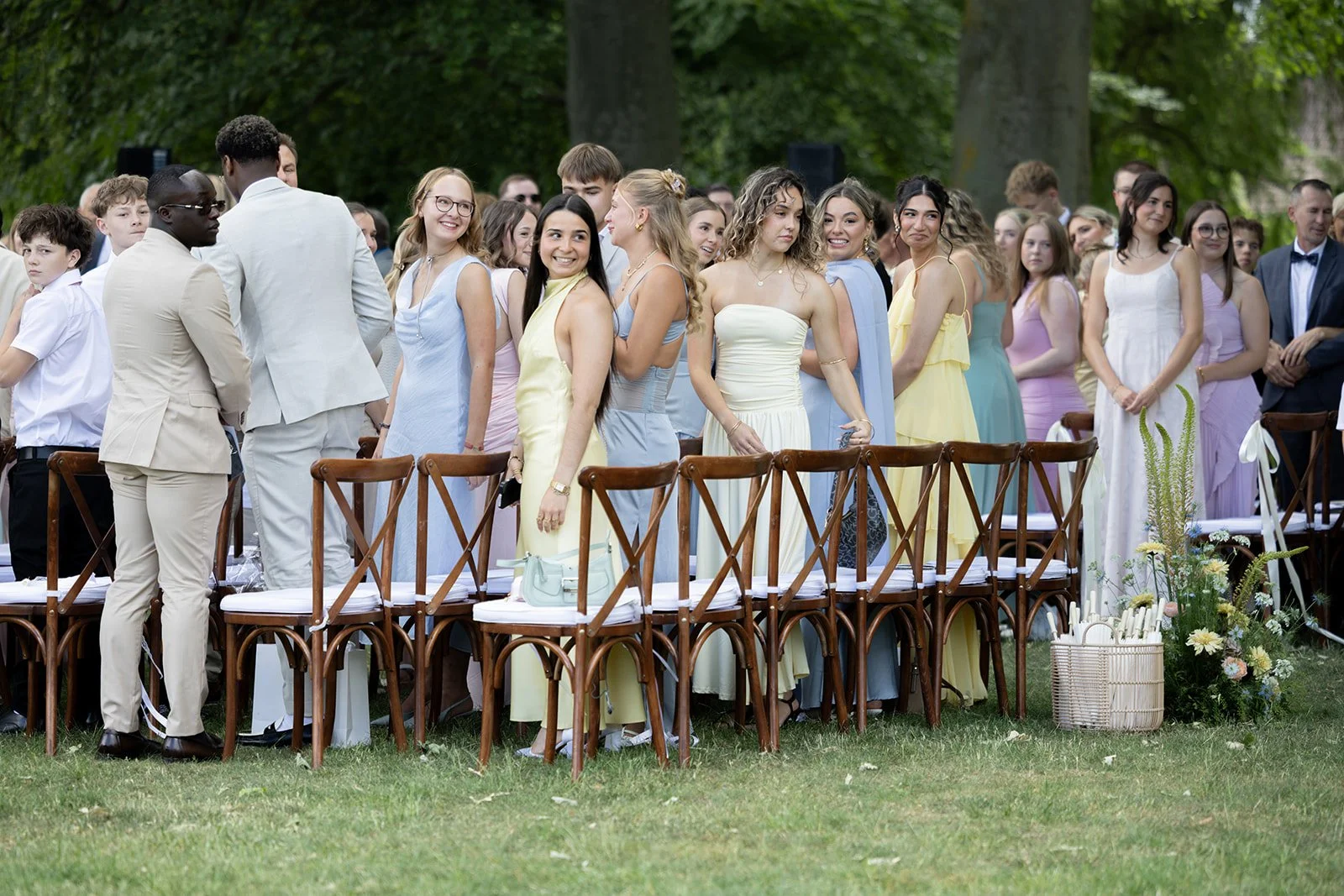 Fábio&amp;Jules_castle-wedding-guests-europe-pastel.jpg