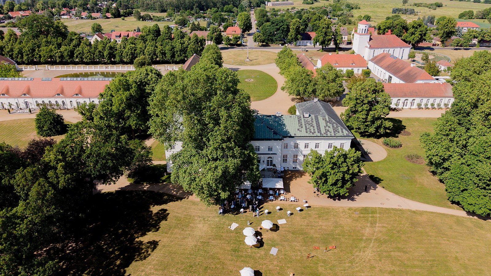 Fábio&amp;Jules_luxury-castle-wedding-bridgerton-vibe-schloss-neuhardenberg.jpg