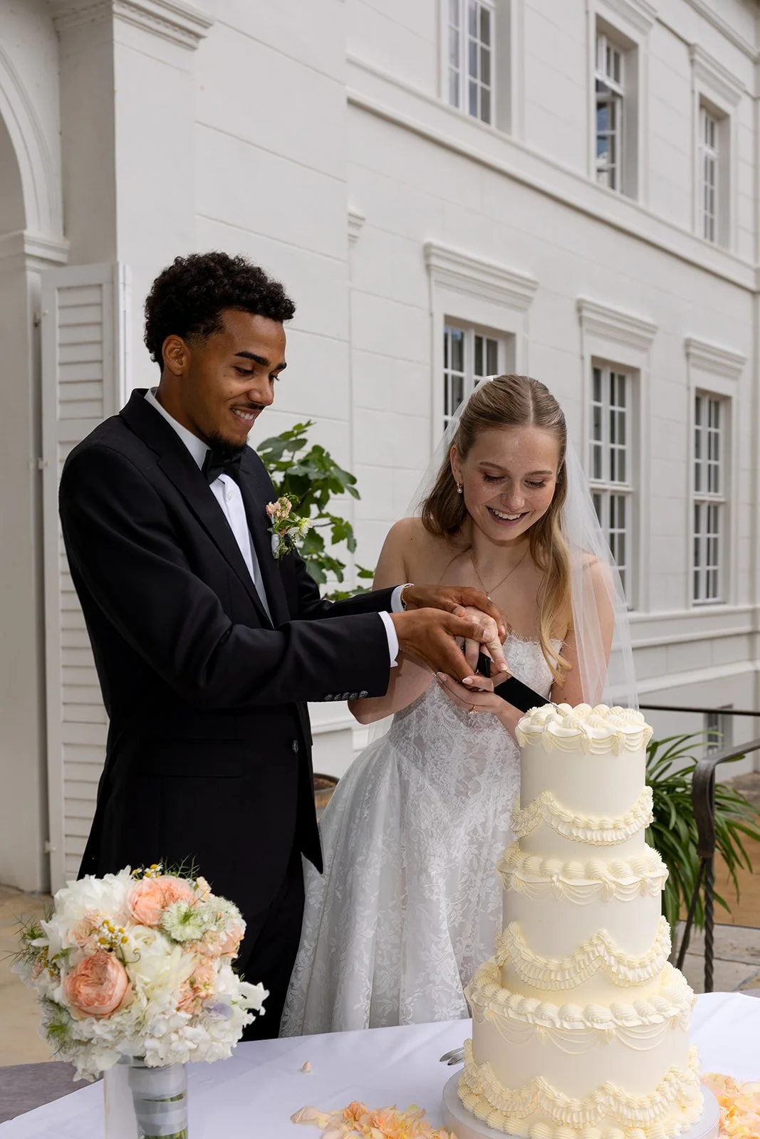 Fábio&amp;Jules_cake-cutting-castle-wedding-garden-reception-europe.jpg