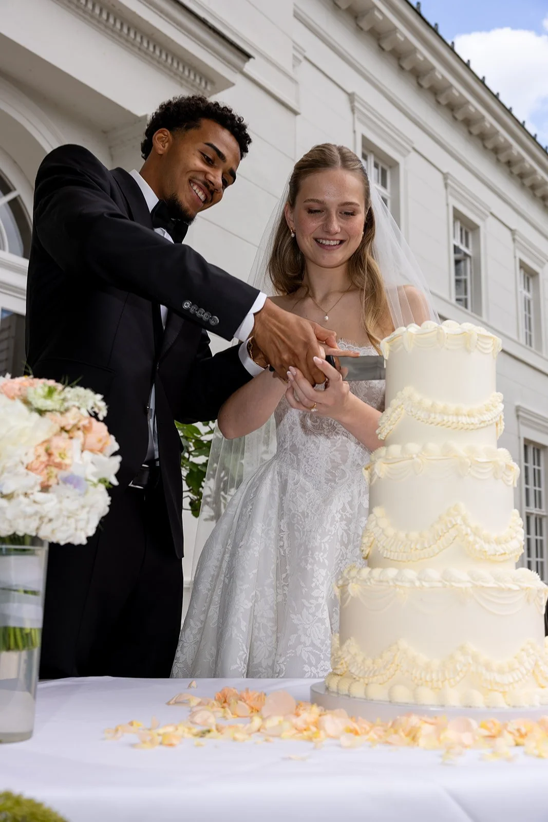 Fábio&amp;Jules_wedding-couple-cake-cutting-lottas-torten.jpg